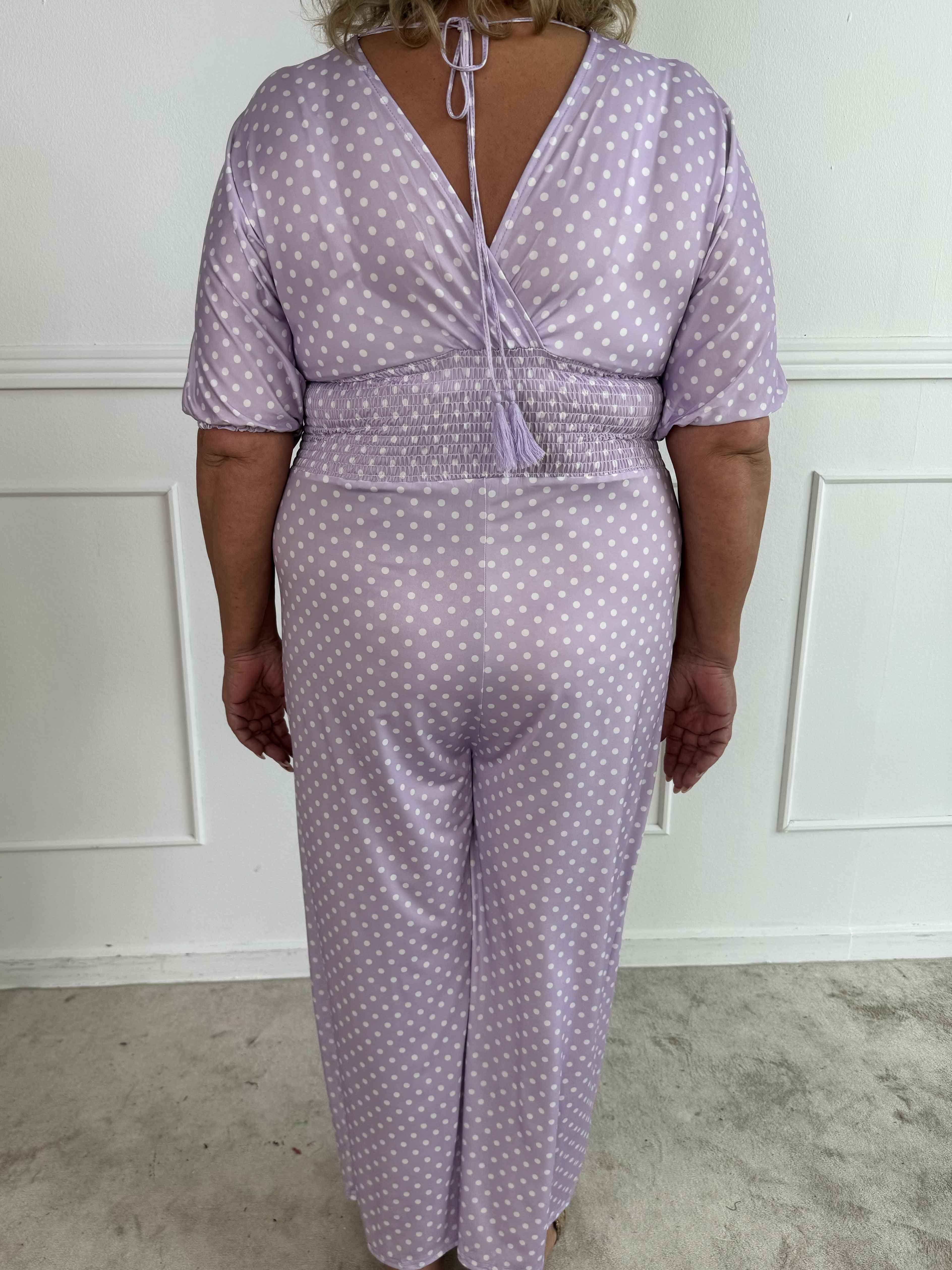 Grace - Plus size buksedragt i elastisk stof med hvide prikker